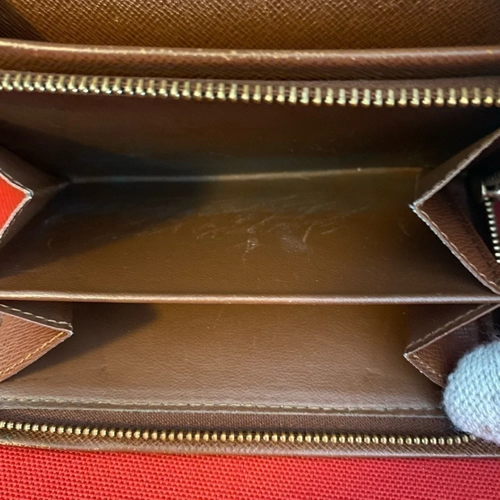 Louis Vuitton Wallet  - Authentic - Picture 9 of 16